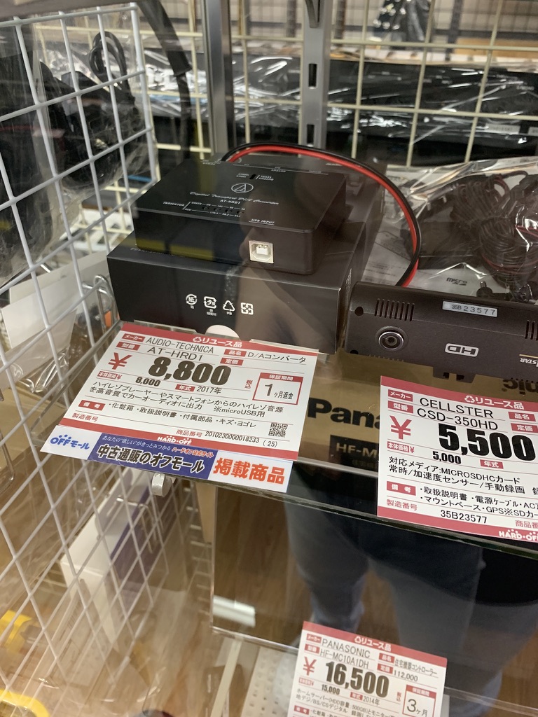 総合リユース店のショーケース内小型電子機器