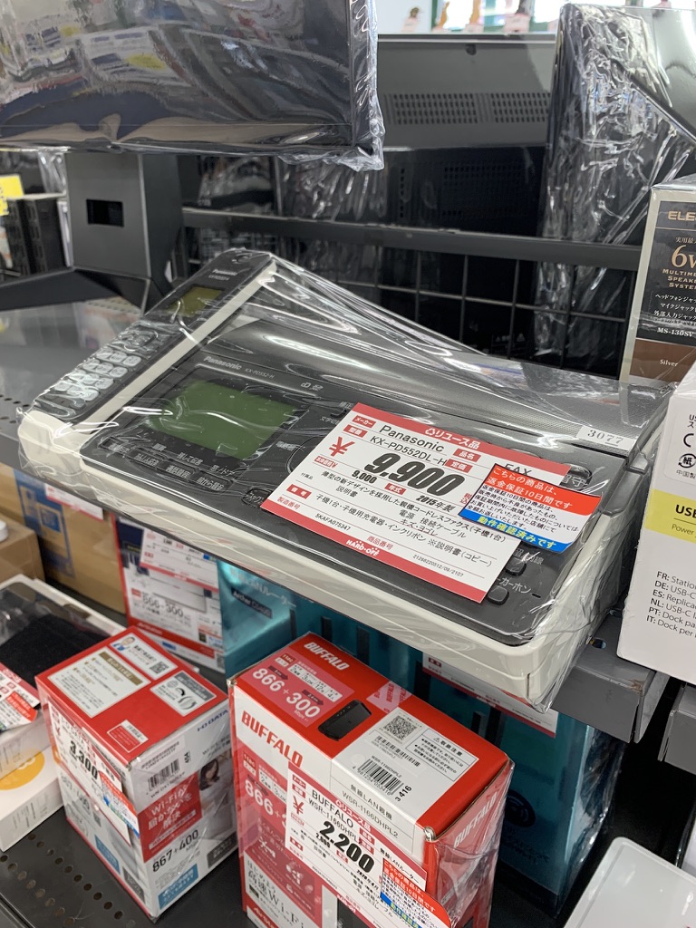 店舗棚の小型電子機器と値札