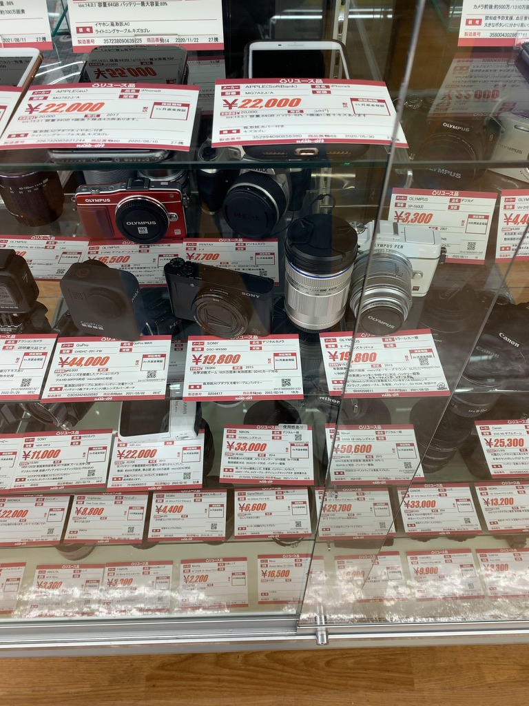 ショーケースに並ぶ中古カメラと値札
