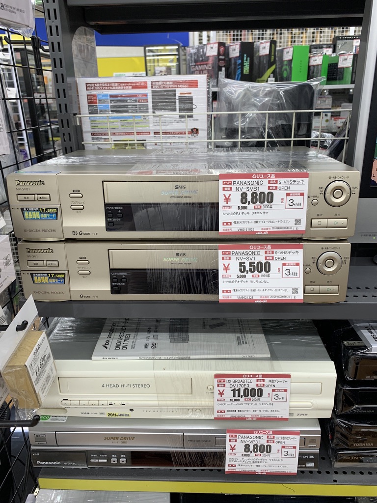 中古オーディオ機器の機能と付属品を確認する売場