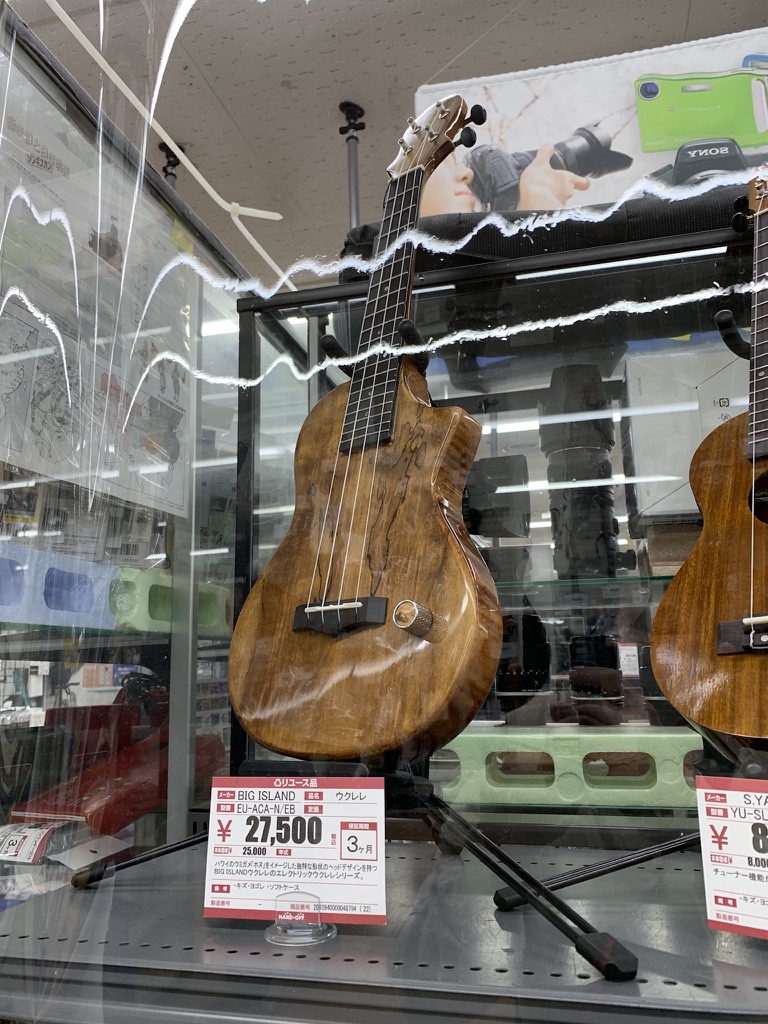 ショーケースに展示された中古ウクレレ