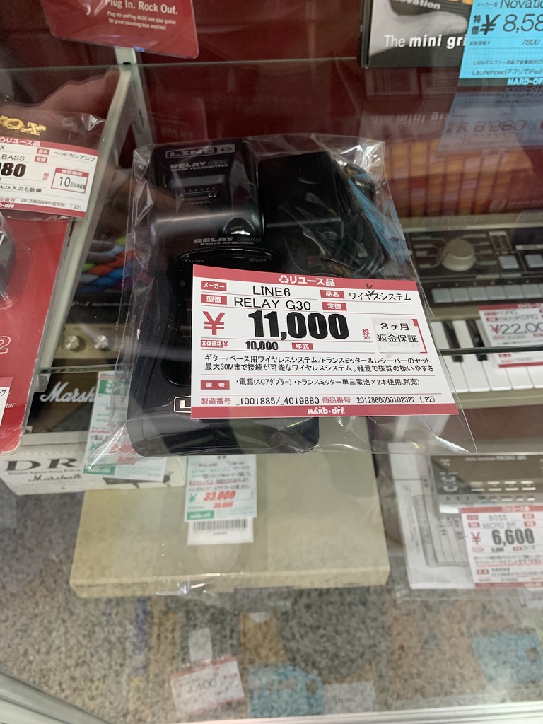 ショーケース内の小型音響機器と値札
