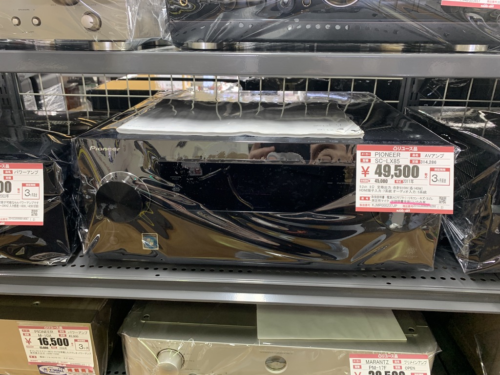 中古オーディオアンプと値札が並ぶ売場