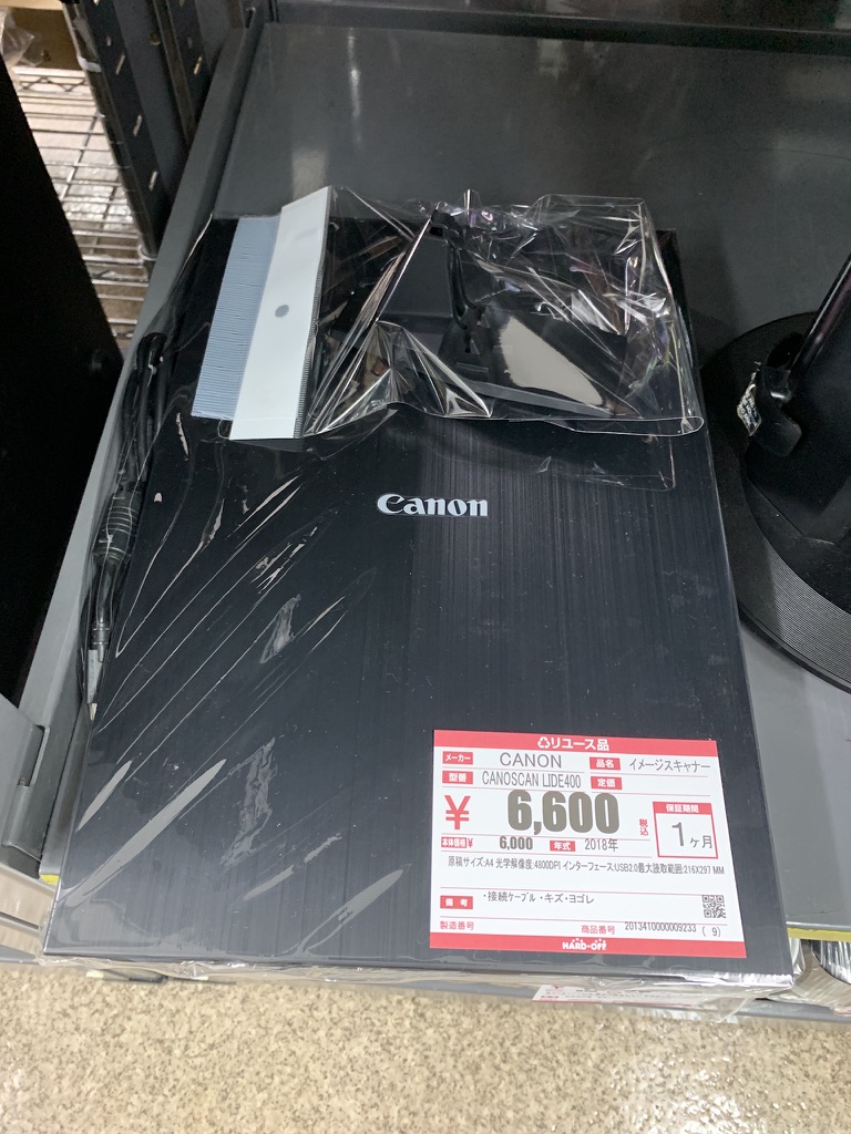箱付き中古プリンターと付属品を確認する売場